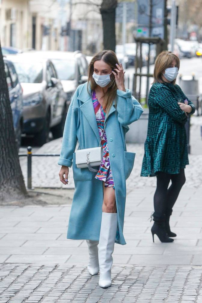 Anna Wendzikowska w drodze do pracy. Ten kolor płaszcza będzie królował wiosną i latem