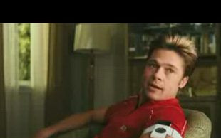 Brad Pitt i jego seksowna fryzura