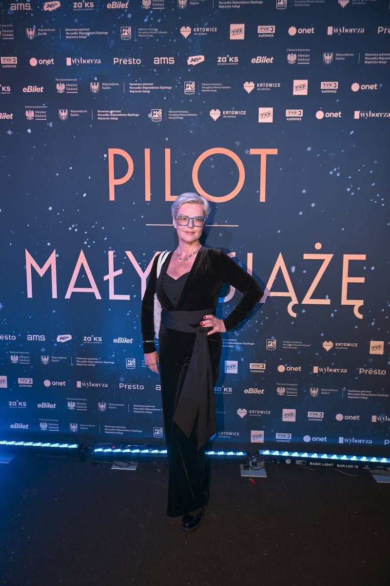 Światowa premiera cybermusicalu “Pilot i Mały Książę”. Rafał Szatan całuje się na scenie z aktorką…