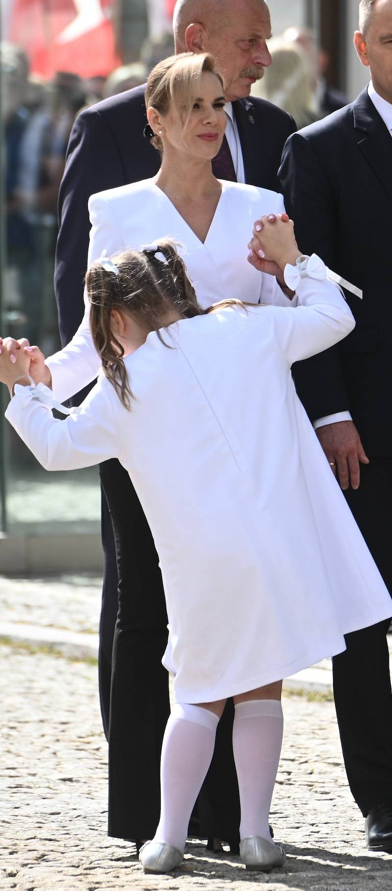 Kasia Nawrocka pojawiła się przed Pałacem Prezydenckim. Andrzej Duda zawstydził ją pocałunkiem…