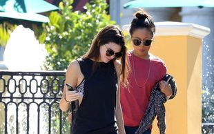 Co gorsze: stanik na wierzchu czy sandały i skarpetki?