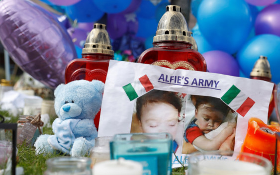 Niezwykły gest ludzi po śmierci małego Alfiego (ZDJĘCIA)