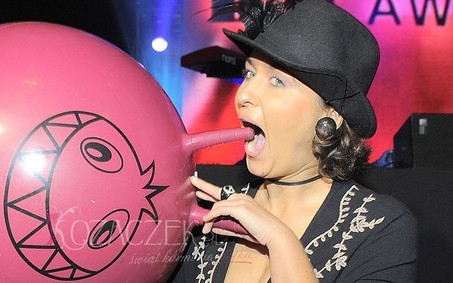 Sara May prowokuje na salonach (FOTO)