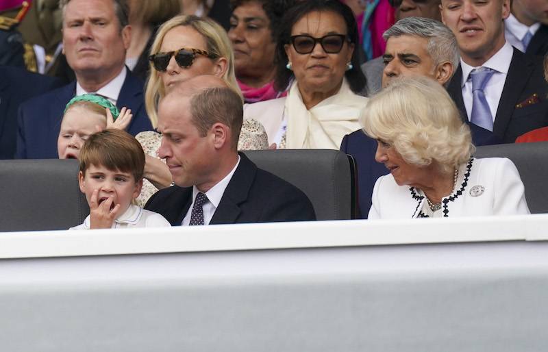 Książę Louis wstaje i siada na kolanach dziadka, księcia Karola (WIDEO)