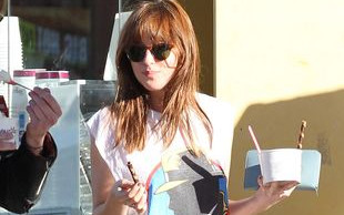 Dakota Johnson na randce z brzydszą wersją Jamiego Dornana