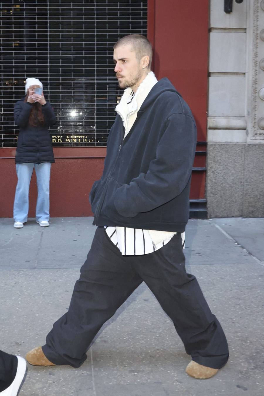 Smutny Justin Bieber w stylizacji “na menela” przechadza się ulicami Nowego Jorku (FOTO)