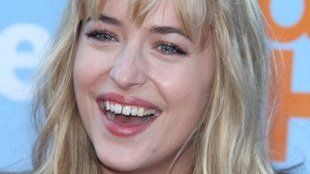 17-letnia Dakota Johnson pali jak lokomotywa (FOTO)