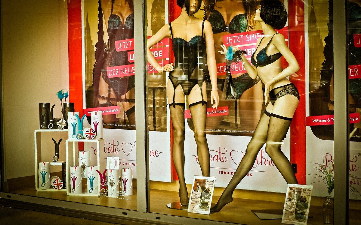 Coraz więcej Polaków sięga po gadżety erotyczne – wzrost popularności sexshopów