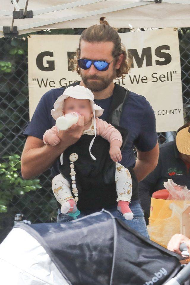 Bradley Cooper i Irina Shayk na spacerze z płaczącą córeczką