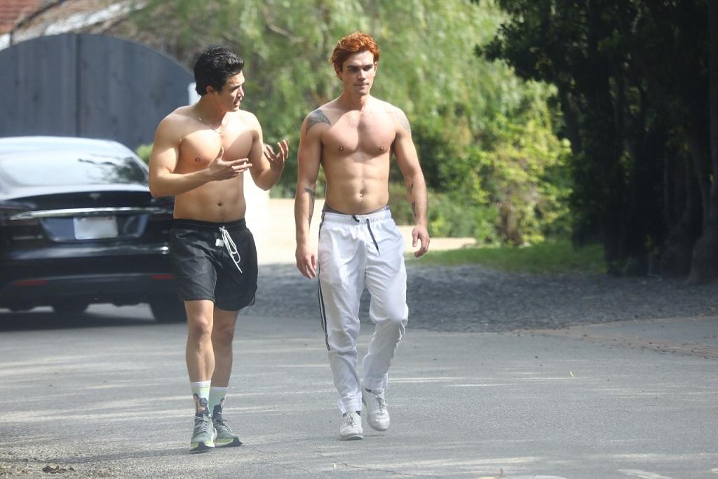 Aktorzy serialu "Riverdale" prezentują swoją muskulaturę.