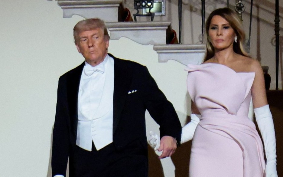 Melania Trump wyszarpuje mężowi rękę na spotkaniu z królem Karolem III. Nagranie hitem sieci