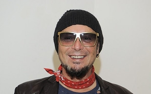 Kto przyszedł na imprezę w podziurawionym ubraniu? (FOTO)