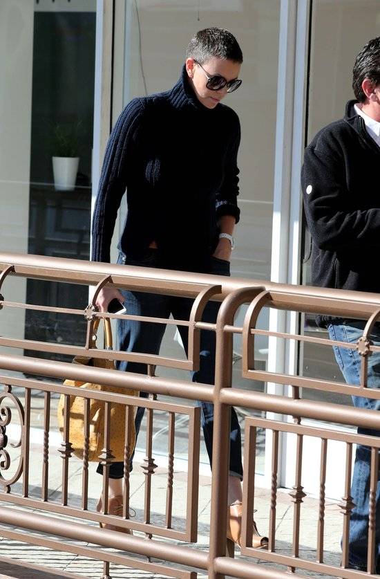 Charlize Theron w krótkich włosach