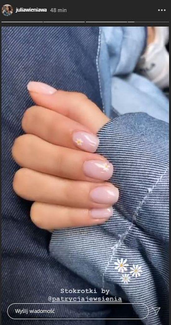 Manicure Julii Wieniawy ze stokrotkami