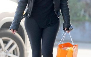 Gdy Kim Kardashian maluje i ubiera się sama (FOTO)