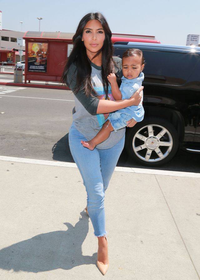 Kim Kardashian z North West na lotnisku