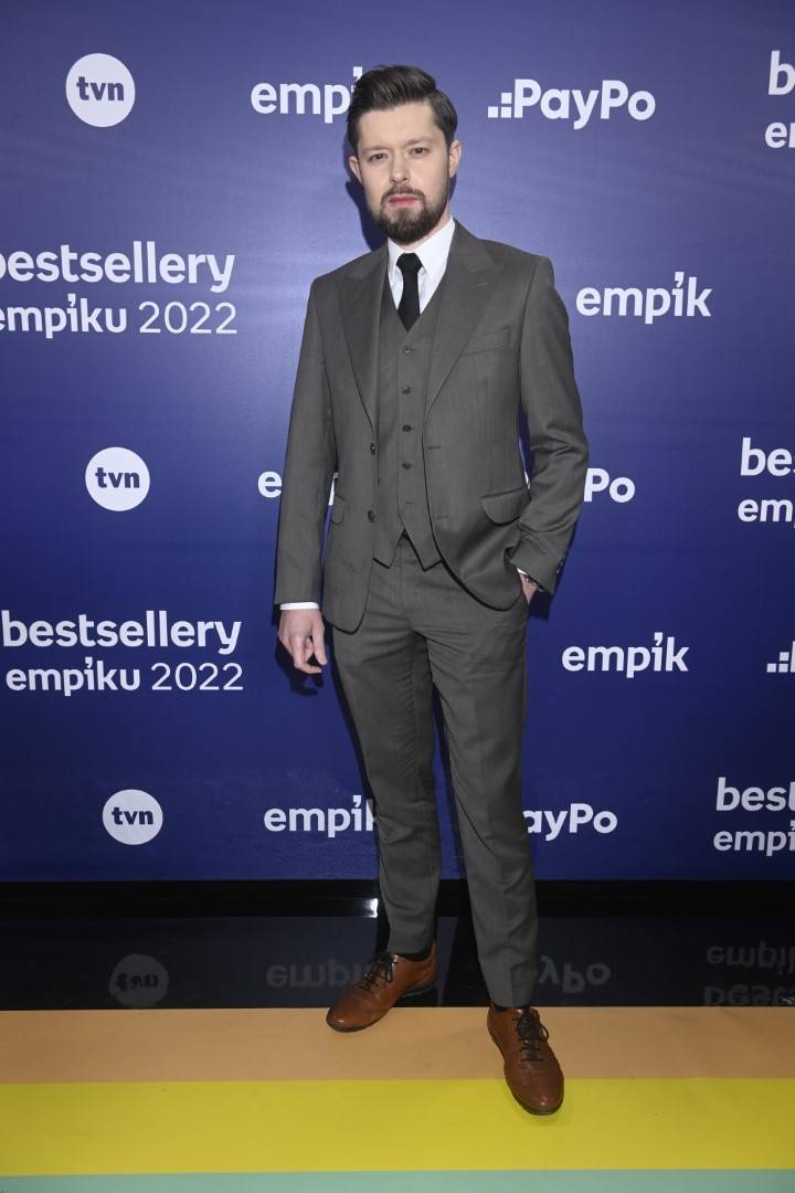 Bestsellery Empiku 2022: Doda świeci nóżką i dekoltem, limonkowa Joanna Opozda, ciężarna Sylwia Przybysz z mężem