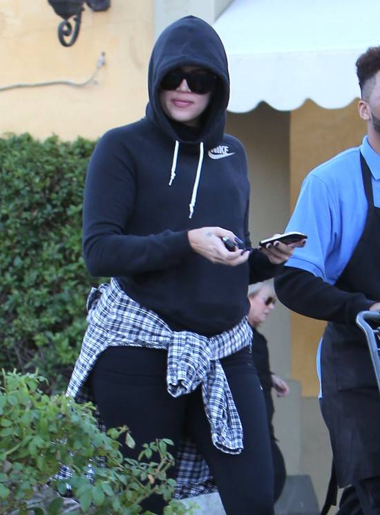 Khloe Kardashian w dresie i pełnym makijażu