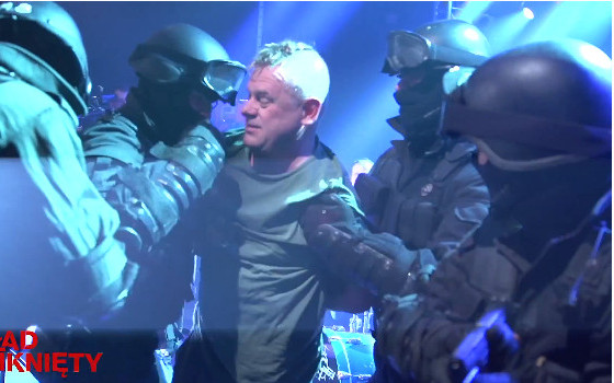 Kazik zakuty w kajdanki przez antyterrorystów (VIDEO)