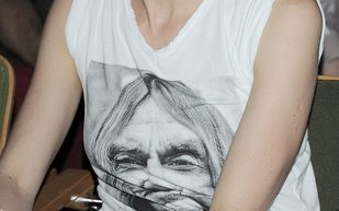 Magdalena Popławska w sportowych butach na czerwonym dywanie