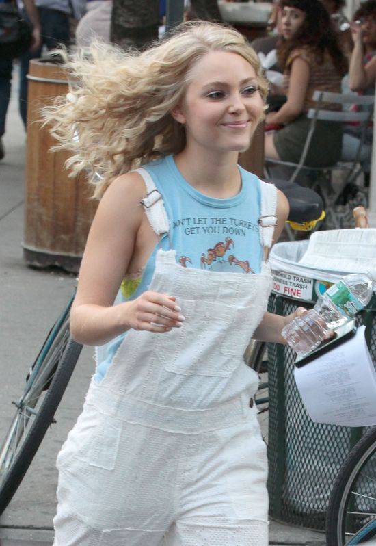 AnnaSophia Robb na planie Pamiętników Carrie