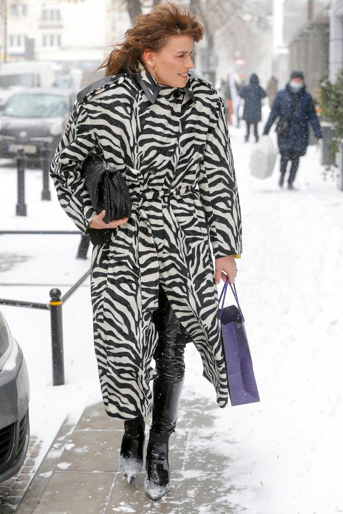 Natasza Urbańska wychodzi z Dzień Dobry TVN. Wygląda jak Pani Wolańska z filmu “Kogel Mogel”