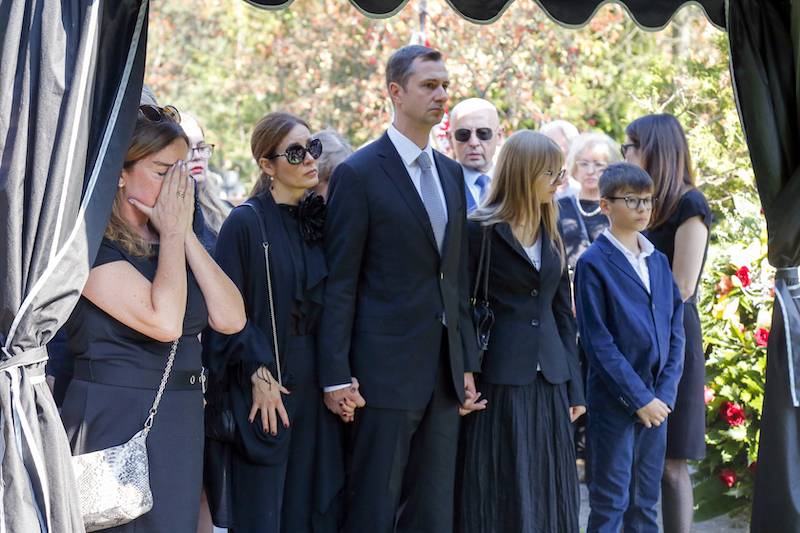 Pogrzeb Zbigniewa Lwa-Starowicza. Syn z rodziną w pierwszym rzędzie