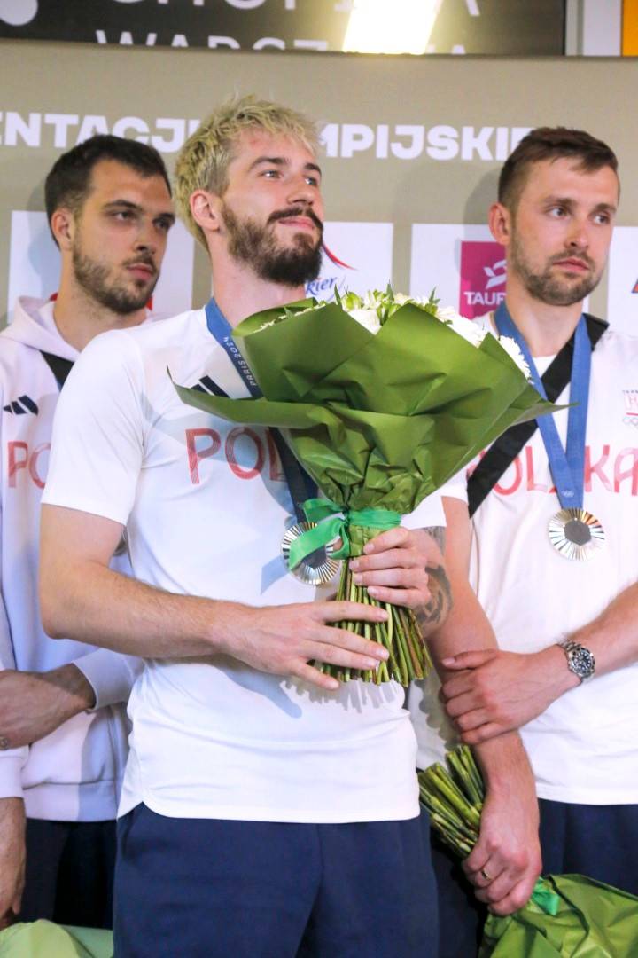 Olimpijczycy wrócili z Paryża. Tłumy kibiców witają ich na lotnisku w Warszawie! (ZDJĘCIA)