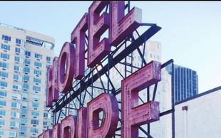 Jessica Mercedes: Chuck Bass zaprosił mnie do Hotelu Empire!