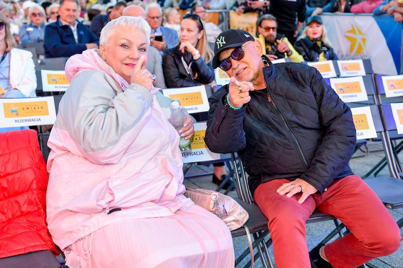 Festiwal Gwiazd w Międzyzdrojach. Marta Dąbrowska z mężem i rodzicami, Paweł Małaszyński z małżonką