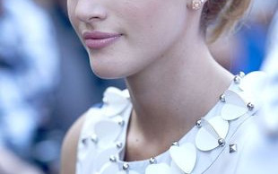 W spodniach, bez szpilek na czerwony dywan – kto to? (FOTO)