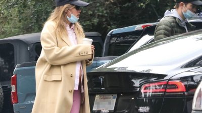 Suki Waterhouse chwali się płaskim brzuchem 5 miesięcy po porodzie, “Jak ona to zrobiła?”