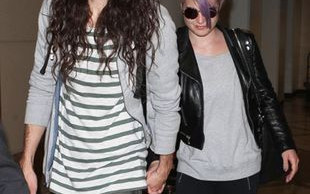 Fioletowe włosy i różowa chustka