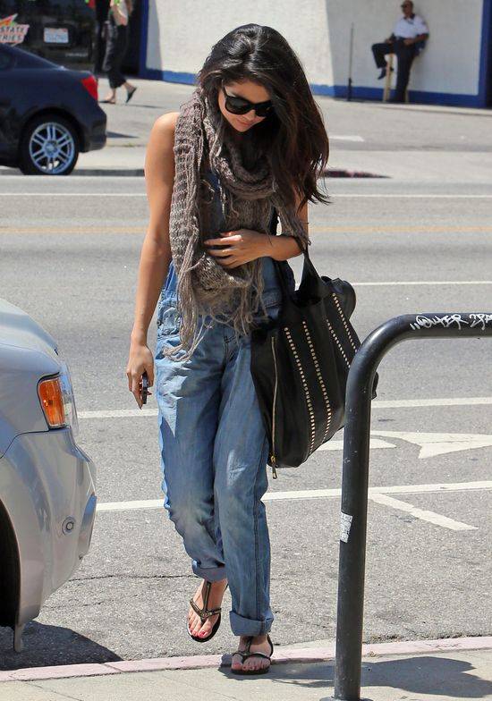 Selena Gomez w ogrodniczkach