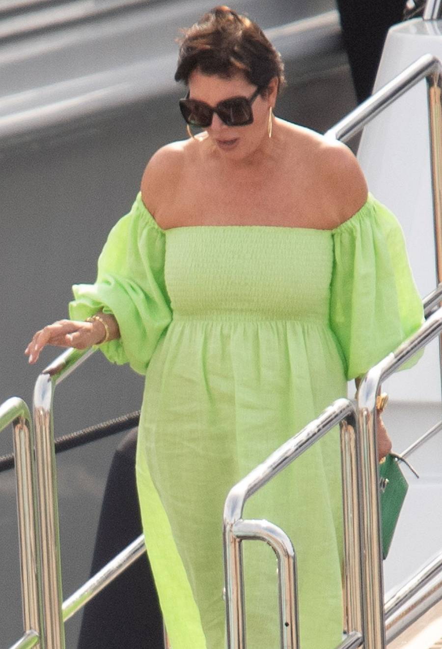 65-letnia Kris Jenner na wakacjach z chłopakiem. Nietypowa stylizacja momagerki (ZDJĘCIA)