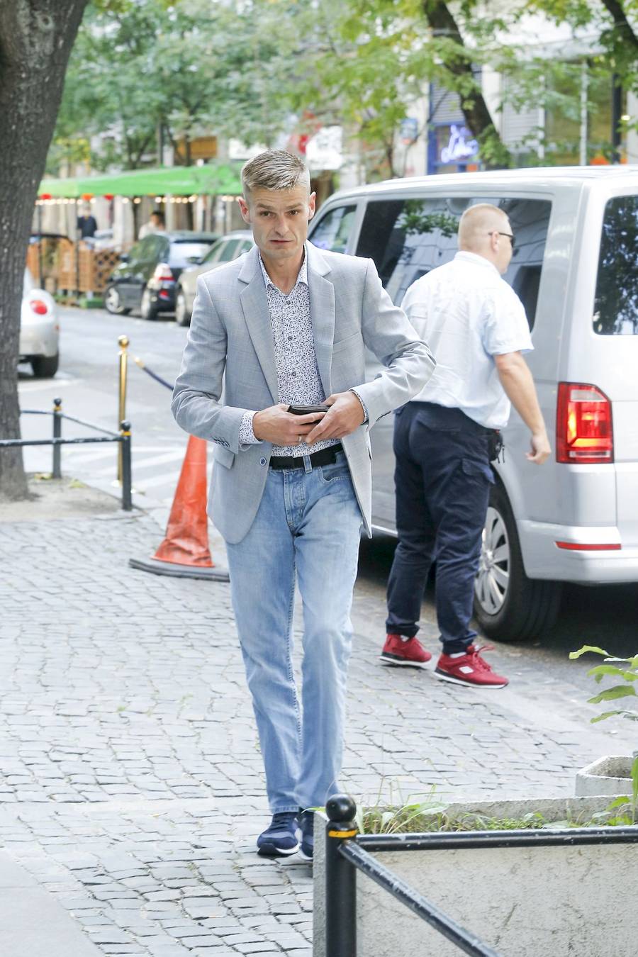 Tomasz Komenda wychodzi ze studia DDTVN