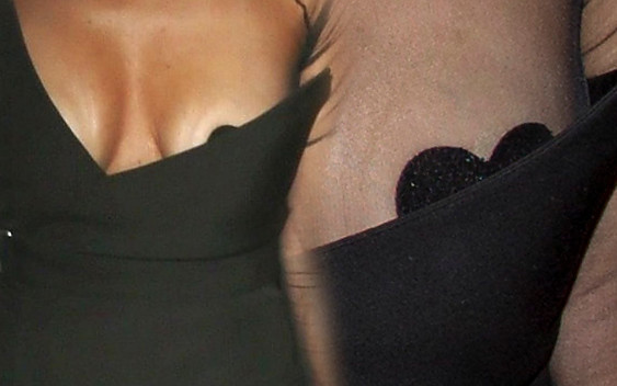 Wpadka Kourtney Kardashian z naklejkami na sutkach (ZDJĘCIA)