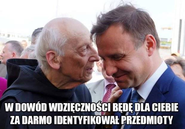 Andrzej Duda ratuje hostię – memy