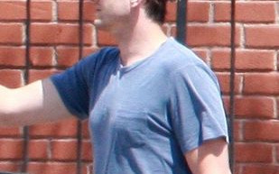 Co się z nim dzieje?! Brzuszek rośnie mu tak, jak jego żonie w ciąży