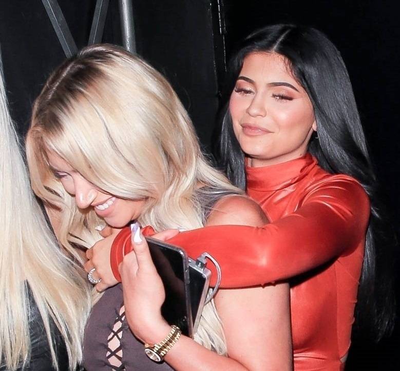 Kylie Jenner w drodze na urodziny z nową przyjaciółką