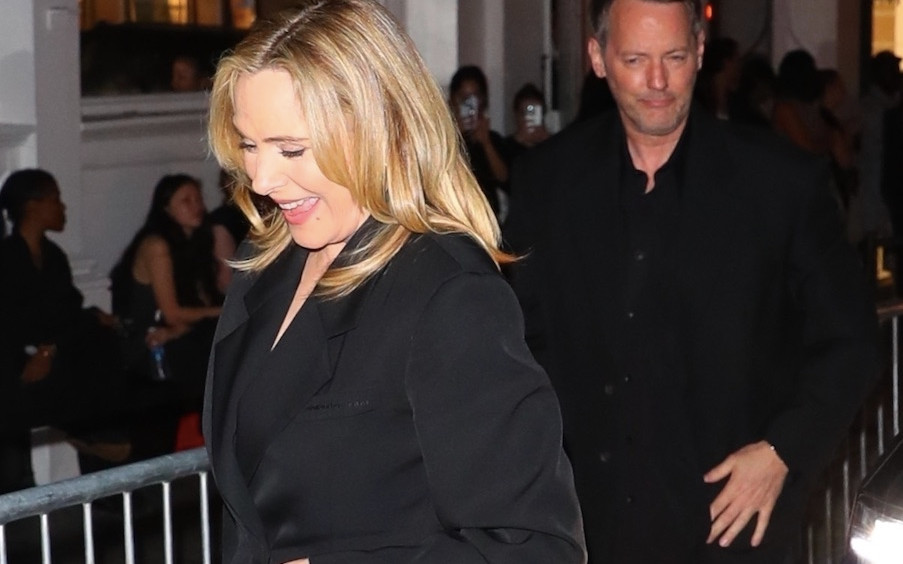 Kim Cattrall zadała szyku! Pokazała zgrabne nogi i młodszego ukochanego