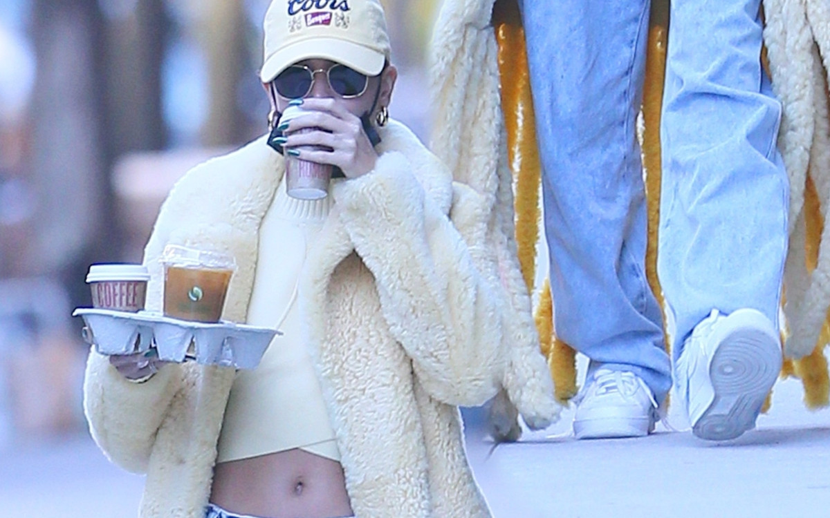 Ubrana w GIGANTYCZNY MOP Hailey Bieber zamiata Nowy Jork. Stylowa?