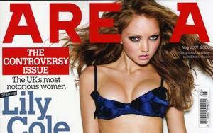 Lily Cole wygina śmiało ciało