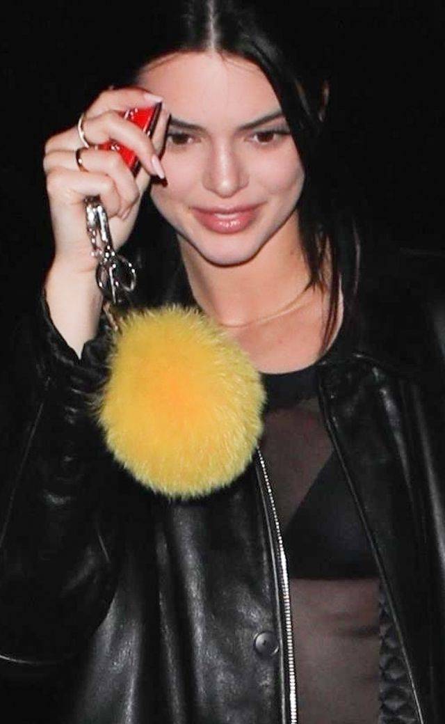 Kendall Jenner w KOSZMARNEJ stylówce na kolacji ze znajomymi (ZDJĘCIA)