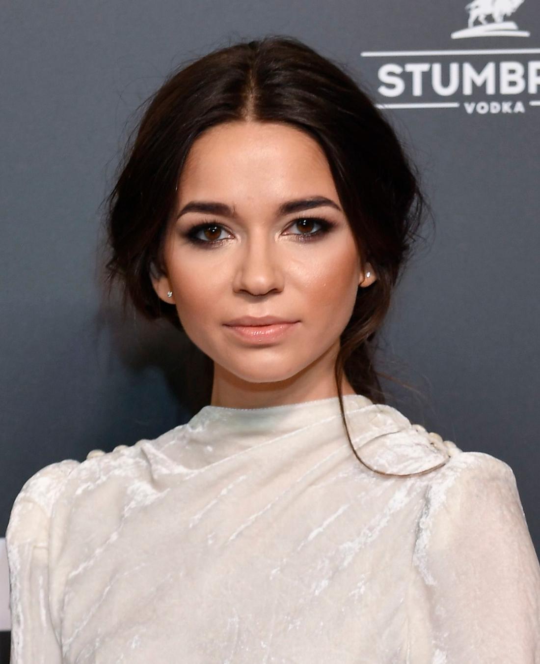 Karolina Sawka w eleganckiej sukni na premierze filmu.