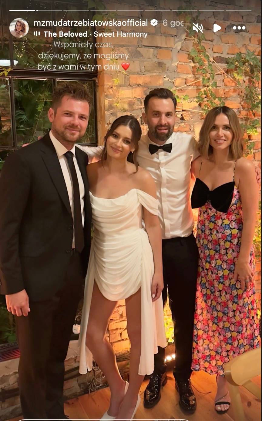 Marta Żmuda-Trzebiatowska na weseli w kolorowej kreacji