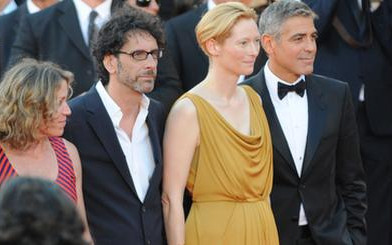 Pitt, Clooney, Swinton na czerwonym dywanie (FOTO)