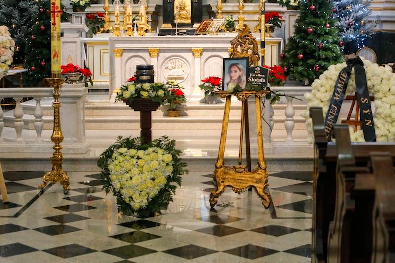 Pogrzeb Eweliny Ślotały. Na pogrzebie mama z wnukiem, a także zaskakująca osobowość