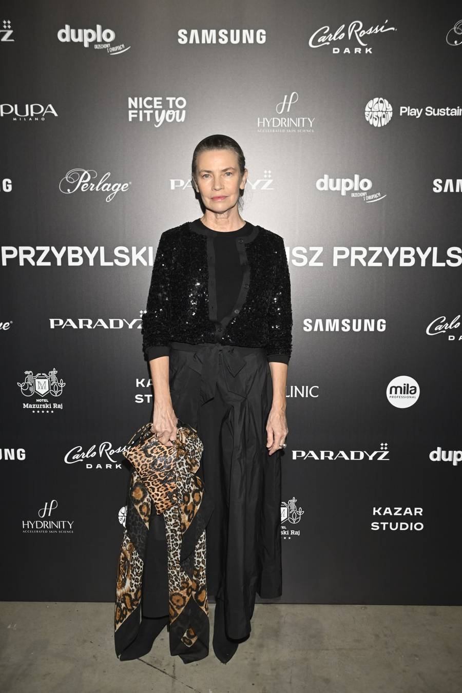 Plejada gwiazd na pokazie Mariusza Przybylskiego. Katarzyna Figura w kapeluszu, Piotr Stramowski, Ralph Kaminski (FOTO)