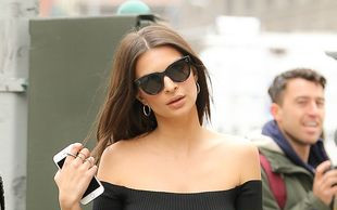 Nie byłoby efektu WOW, gdyby założyła płaszcz w normalny sposób?